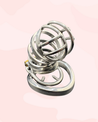 A close up of the face of the Barbed Chaste Bird, you can see the unique end design flowing down to the barbed and base rings.