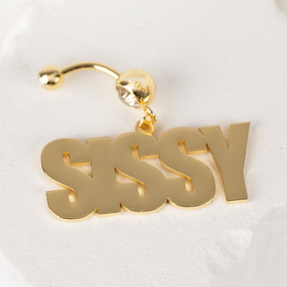 A close up of the sissy navel piercing in gold