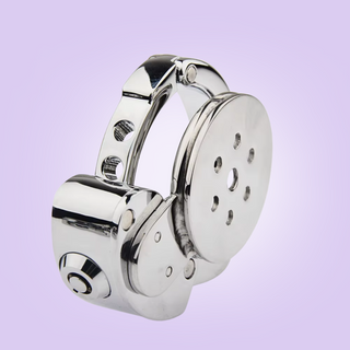 The adjustable base ring has been locked in place, you can see how the different measurements are denoted with a circular hole for the push button lock to fix into.