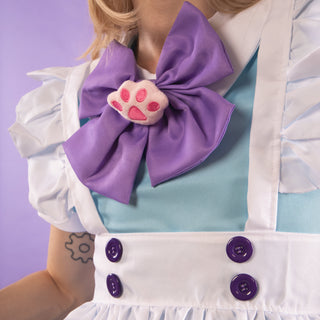 The purple buttons on the apron tie the colour mix together.