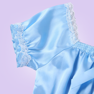 A close up of the capped sleeves, the lace edging goes over the shoulder and around the elasticated edging.