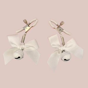 The Bow Bell Nipple Clamps in white, you can see that the bell, bow and clamp rubbers are all white.