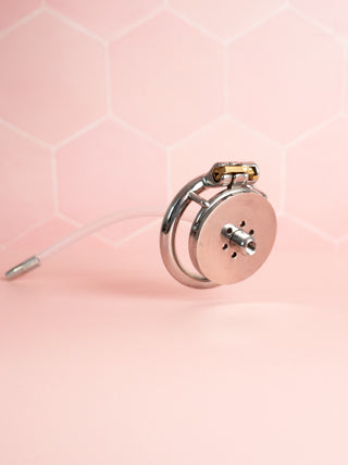 The Flat Gatling is shown here with the silicone pussy removed, the urethral tube is still attached. You can see the flat base ring on this cage