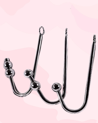 From right to left are the small, medium and large anal hooks.