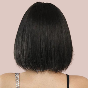 The back view of the bob wig, this is the black wig and you can see the straight line of the hair that grazes the base of the neck.