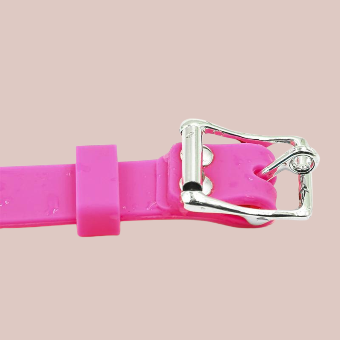 A close up of the lockable silicone strap.