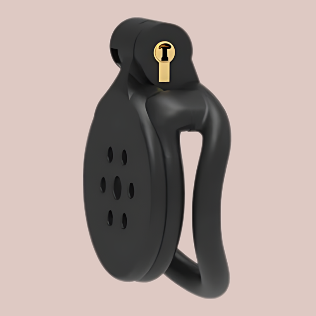 The Flat Gatling Black with curved base rings from House Of Chastity, you can see the chastity cage from a side view with the integral lock fixed in place.