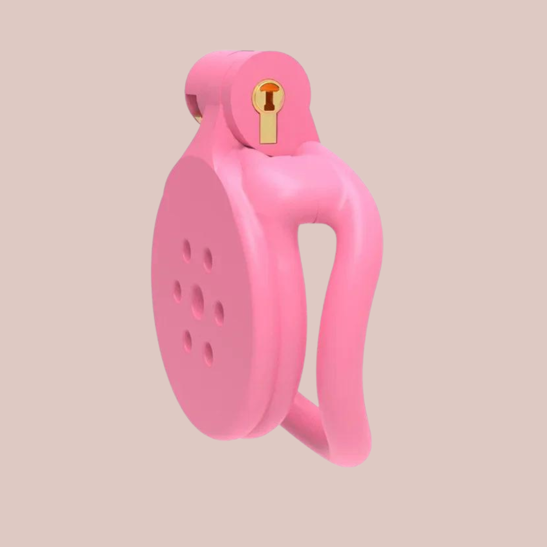 The Flat Gatling Black with curved base rings from House Of Chastity, you can see the chastity cage from a side view with the integral lock fixed in place.