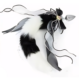 The black and whit tail with black and white bow attached.