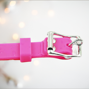 A close up of the lockable silicone strap.